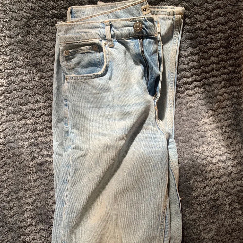 Blåa jeans med hål från Gina. Säljer pga att de är lite förstora och  ej kommit till användning de senaste månaderna. De är i använt skick men fortfarande så snygga😍 frakt står köparen för 🚚. Jeans & Byxor.