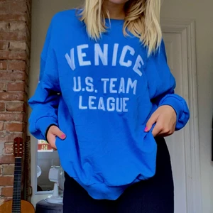 Vintage sweatshirt - En jättefin blå sweatshirt från PULL&BEAR💙 denna är i stl L för jag ville ha den oversized. Själv är jag en S och ni kan se hur den sitter på bilden. Hör av er om ni har några frågor👍🏼