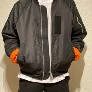 Bomberjacka Vailent - En riktig snygg bomberjacka som är inköpt på Carlings, sparsamt använd.