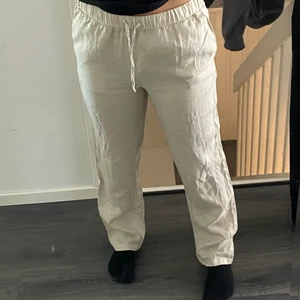 Linnebyxor h&m home - Jättefina linnebyxor från H&M home i storlek S. Helt oanvända och säljer för att jag inte får använding av dem. Köparen står för frakten💕💕
