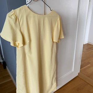 Klänning - Säljer denna somriga klänningen från Nelly i en jätte fin ljusgul färg✨✨ 200kr inklusive frakt