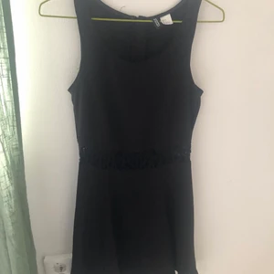 Svart klänning - En svart klänning som jag fått av en kompis men jag har aldrig använt den. Dock bra skick! 35kr+frakt💛