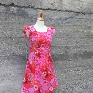 Super cute summer dress with ruffle details on the shoulders. It’s fully lined with a zipper in the back. Good vintage condition except 3 small marks in the fabric from having being worn with a brooch. 