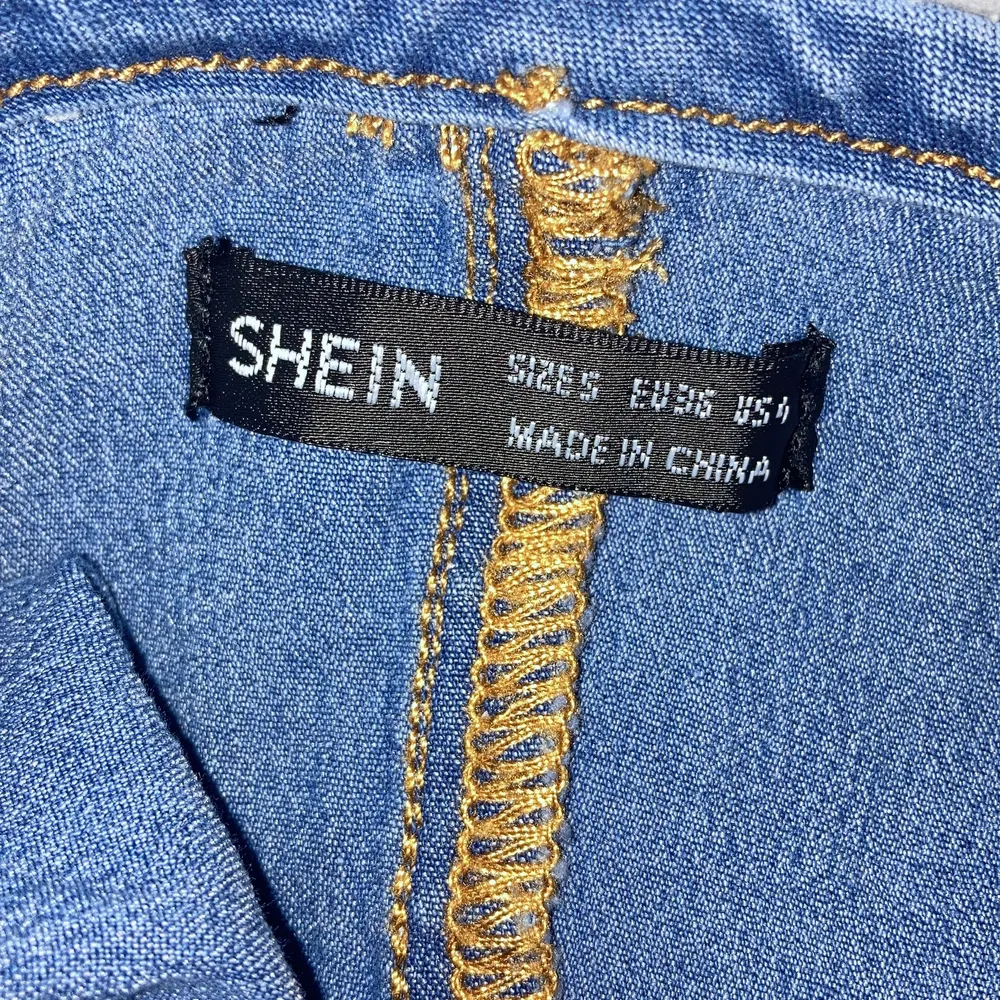 Blå jeans jumpsuit från shein ej använd i bra skick. Jeans & Byxor.