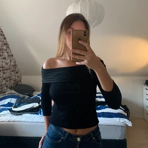 Zara svart tröja, storlek s  - Jätte fin svart överdel i skönt material från Zara. Storlek S och i nyskick. 