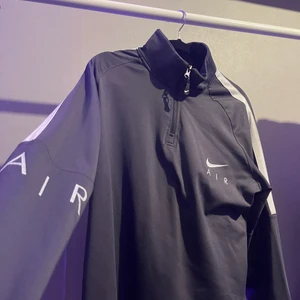 NIKE TRACKSUIT  - Lite gammal Nike tränings tracksuit och i lite sämre skick men fortfarande skit snygg och bra