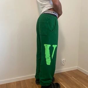 VLONE ASAP ROCKY PROMENVD SWEATPANT - Promenvd mjukisbyxor från Asap Rocky konserten när han var i Sverige och blev häktad LMAO väldigt sköna och sparsamt använda. Passar lika bra från mysiga fredagsmysar till att klubba och fucka ur och det nästa du vet är att du vaknar upp i häktet som Pretty Flacko himself, ganska drömiga byxor skulle jag påstå☺️💚