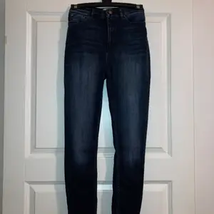 Svart/grå/blå ish high waisted Jeans från only storlek 27/S
