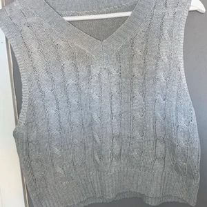 Stickat väst - Super fin stickat väst i färgen grå och i storlek S, västen har använts några få gånger men är fortfarande som ny. 