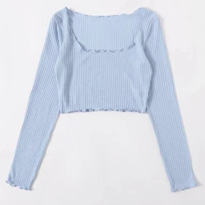  långärmad tröja  - En söt långärmad tröja med urringning på ryggen😍 Volanger i varje ände ✨ Toppen är i nyskick och i storlek S/M, frakt tillkommer på 26 kronor 💓