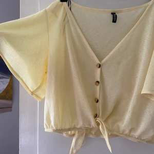 Söt topp  - Söt topp med knyte och knappar, frakt tillkommer på 26 kronor ✨