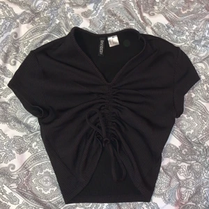 Svart ”topp” - Helt ny, säljs för har massa olika o olika färger av ungefär denna modellen. Köpt på H&M och stl XS. 