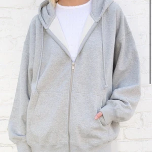 Hoodie  - Säljer min andra jätte fina gråa hoodie från Brandy Melville! Har nästan aldrig använt och säljer pga att jag inte får användning av den mer. Kontakta för mer bilder💕köparen står även för frakten💞