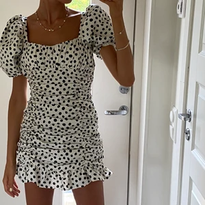 Prickig klänning - INTRESSEKOLL på min supersöta klänning från zara som är helt slutsåld. I princip helt oanvänd. Köparen står för frakten💕💕