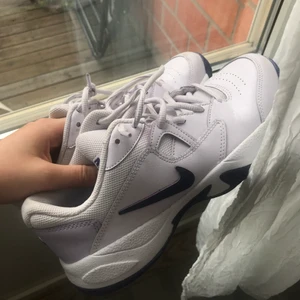 Pastell Lila Nikes  - Oerhört fina Nike skor, köpta second hand i nästan perfekt skick förutom fläcken på toppen av en sko! använt FÅ gånger utav mig då de visade sig va för små :(
