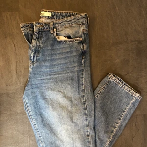 Gina tricot jeans - Ett par jeans från gina i strl. 40, skulle säga att byxorna är små i storleken och utan stretch. Dom är i bra skick🙂 Hör gärna av dig vid fler frågor eller andra bilder. 100kr eller högsta bud om fler är intresserade!✨