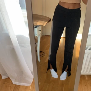 Byxor med slits - Superfina byxor/leggins med slits framtill i jättefint skick! Jag är 166cm lång och frakt tillkommer 💕 xxs men känns som en xs/s