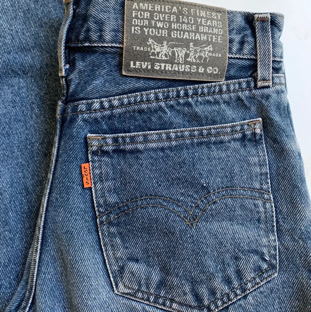Jag säljer mina mörkblåa Levis jeans från humana. Köparen står för frakten.. Jeans & Byxor.