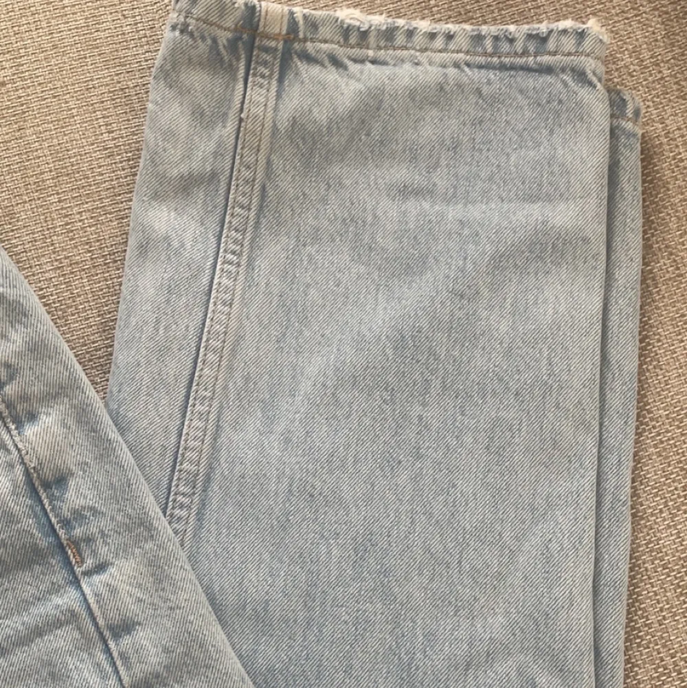 Säljer mina 90’s jeans från Gina tricot då jag inte använder dom! Kom privat för fler bilder, priset kan diskuteras💞 450+ frakt. Jeans & Byxor.