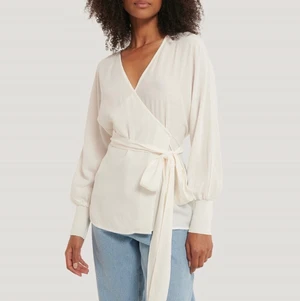 Omlott blus  - Omlott blus från NA-KD. Använd endast 1 gång. Hör gärna av dig för fler bilder 🤍🤍