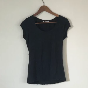 T-shirt - Svart t-shirt. Storlek L. Skicka gärna ett meddelande vid frågor! 