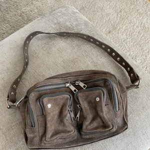 Nonoo bag! strl. Onesize - Säljer denna superfina nonoo bag. Köpte den ny för ca 2 år sedan och använt den väl men den är fortfarande i väldigt bra skick. Då var nypris 2000kr.Den får inte längre den kärlek den behöver så hoppas att någon är intresserad. Man får även med en längre rem som dock inte använt och därför har liten annan färg.Buda i kommentarerna💕Köparen står för frakt