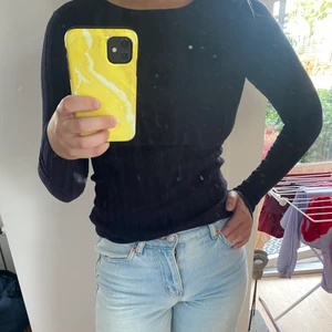 Ribbad tröja  - Rippad tröja från Gina! Stretchigt material, men passar XS-S bäst💛