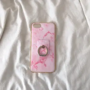 Rosa marmor IPhone 7 skal från Glitter, säljer pga har ett nytt nu. Bra skick bara använt ett fåtal gånger.💓🌷