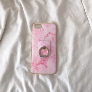 Rosa IPhone 7/8 skal - Rosa marmor IPhone 7 skal från Glitter, säljer pga har ett nytt nu. Bra skick bara använt ett fåtal gånger.💓🌷