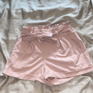 Ljusrosa mjuka kortbyxor strl 38 - Ljusrosa mjukiskortbyxor, resår i midjan plus snörning. Oanvända. 