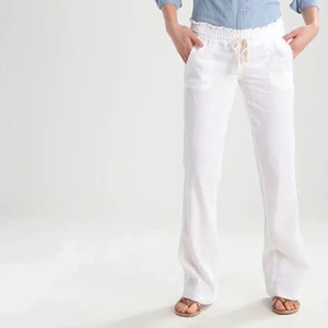 Lågmidjade linnebyxor - Sjuktsnygga och trendiga lågmidjade linnebyxor från Roxy som är helt slutsålda på hemsidan! De är i väldigt bra skick och i storlek M men jag skulle säga att de är lite små i storleken! Sjukt snygga! Är på semester men skickar gärna egna bilder!