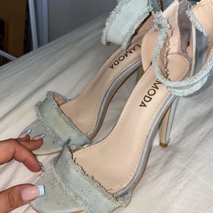 Klackar - Jätte snygga klackar i jeans material. Nypris 499kr. Stl 39 men passar mer 38 💗