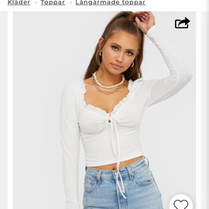 Vit topp från Nelly  - Super gullig topp från Nelly i stl L, men passar även M. Nypriset är 299kr 💗