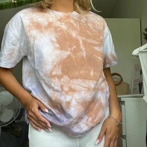Tie dye t-shirt - Säljer denna T-shirt från zara. Sparsamt använd. Den är lite oversized och lite tjockare i tyget. Väldigt perfekt för stranden typ😁💕