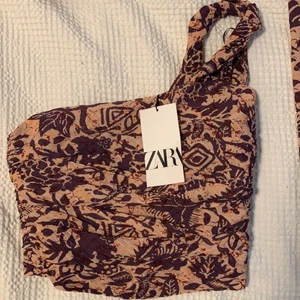 Super fin topp från zara - Crop top från zara i silkesmaterial. Super skön på. Köpt för 400 men aldrig använt. Set med den andra kjolen. Pris på båda tillsammans kan diskuteras.