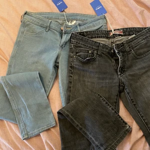 Low waisted jeans - Säljer mina nya low waisted jeans från sellpy då dom tyvärr var för små för mig:/ 