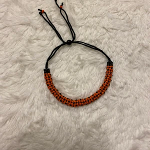 Handgjord armband - Denna armband är gjord på glaspärlor. Du kan dra åt till din egen storlek. 