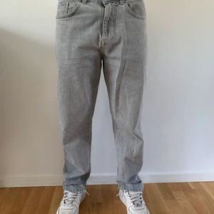 Jeans  - Jättefina ljusfrå jeans från Pull&Bear. Använda ett fåtal ggr. Inga skador eller fläckar. Tvättade 1 gång på fintvätt.