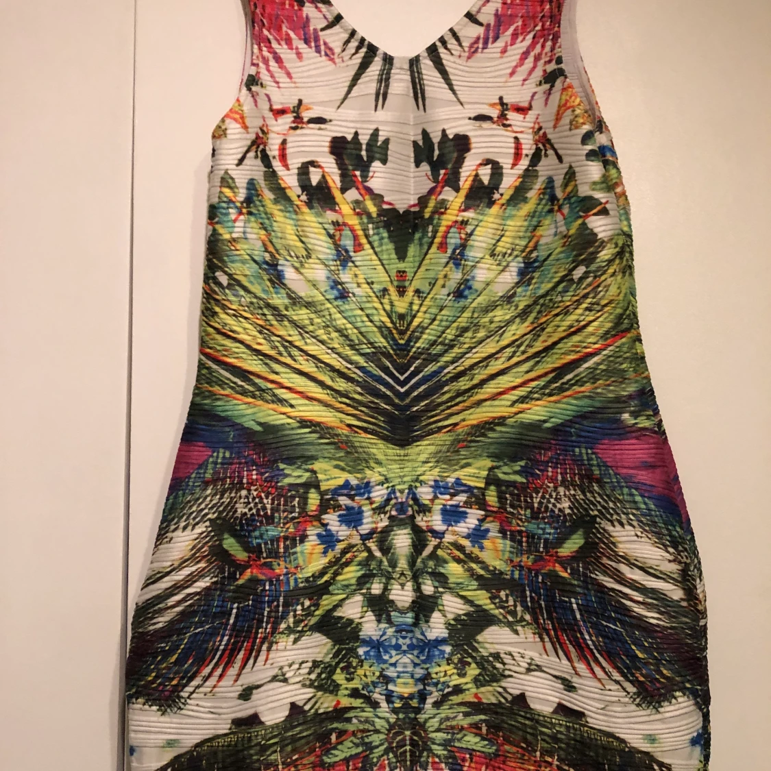 Figurklänning med vackert mönster st. L