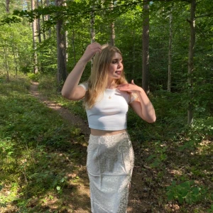 Princess Polly kjol med slits - Princess Polly kjol med slits och knappar, blank och ljusrosa 