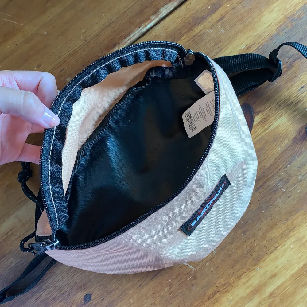 Liten ljusrosa eastpack magväska! Går att ha över axeln också :)                                                                           Väldigt sparsamt använd och är i princip i nyskick.           Kan antingen skickas eller mötas upp i sthlm 💫. Väskor.