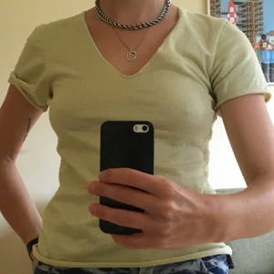 Glittrig t-shirt i gul - Gul T-shirt med vringad skurning med glitter-skimmer!