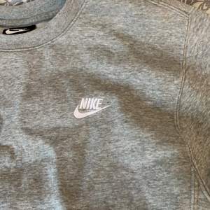 Nike sweatshirt i väldigt fint skick. Den är i st xs men passar även s. 