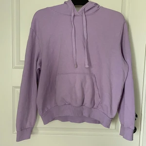 Lila hoodie - Lila hoodie i använt skick. På fickpartiet finns det en liten gul fläck men inget som syns på långt håll.
