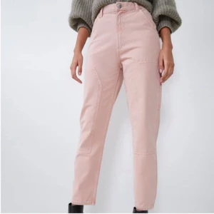 Rosa cargobyxor från Zara i strl S - Säljer dessa ljusrosa cargobyxor från Zara i strl 38 då de tyvärr inte är min stil längre! De är i väldigt bra skick och sitter fint på! Kan mötas upp i Stockholm eller så står köparen för frakten!❤️