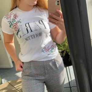 Vit t-shirt  - Vit lång T-shirt från New look med text och blommor 🌸