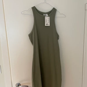 Helt ny klänning - En ny klänning från H&M med prislapp kvar i strl S. Endast testad 
