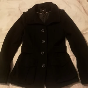 Kappa helt Ny storlek 36  - Helt ny varm höst jacka storlek 36 från h&m pris kan diskuteras vid snabb affär. Spårbar frakt tillkommer på 66kr 