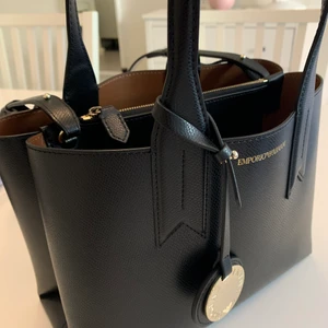 Armani väska  - Säljer min armani väska som jag har använt bara några gånger, den är köpt från zalando för 1945kr och säljer den för 1000kr, priset kan diskuteras!  