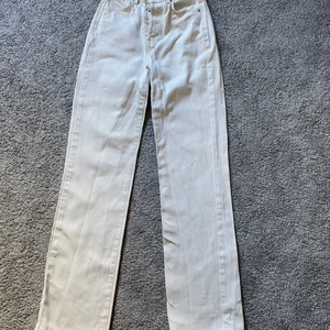 Vita raka jeans - Vita byxor från bikbok som är inköpta för 600kr. Byxorna är endast använda 2 ggr och är helt fläckfria. Byxorna är bra långa på mig som är 170. (De nuddar marken när jag har skor) Säljer eftersom att jag har ett par ungefär likadana. Skriv till mig privat vid intresse💜